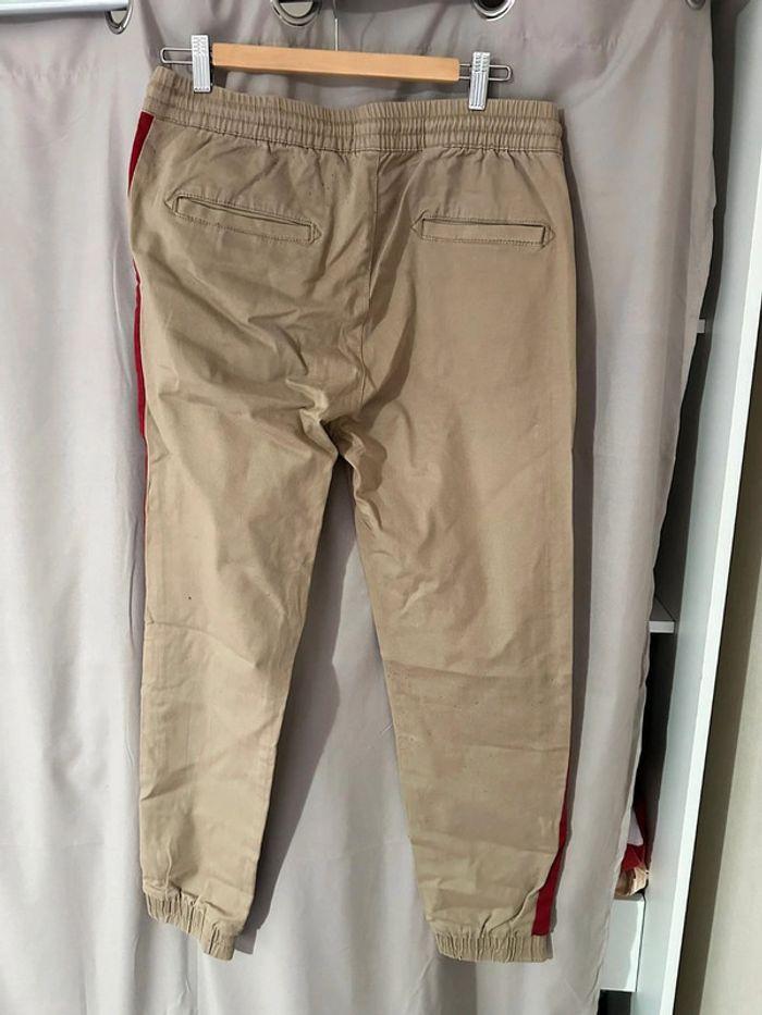 Pantalon cargo marron/beige avec ligne rouge bershka - photo numéro 2