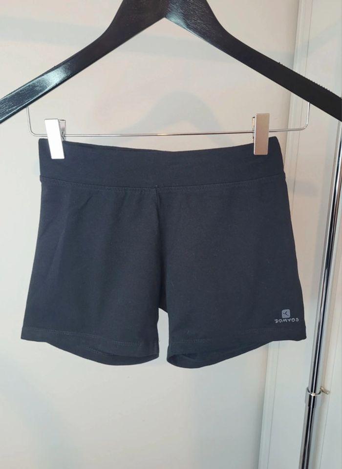 Joli short de sport Domyos taille M (38) - photo numéro 1