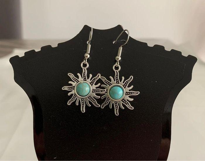 Boucles d’oreilles soleil vintage bohème bleues turquoises et argentées - photo numéro 2