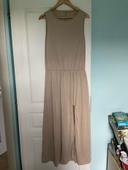 Robe longue beige fendue