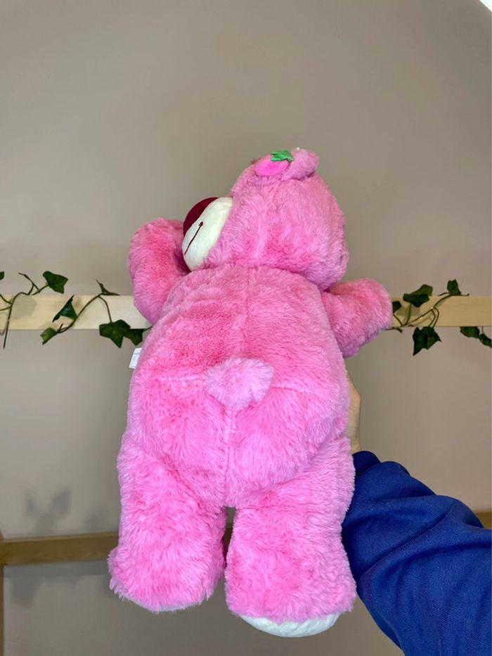 Peluche Lotso Toy Story, l’ours a la fraise endormi - photo numéro 14