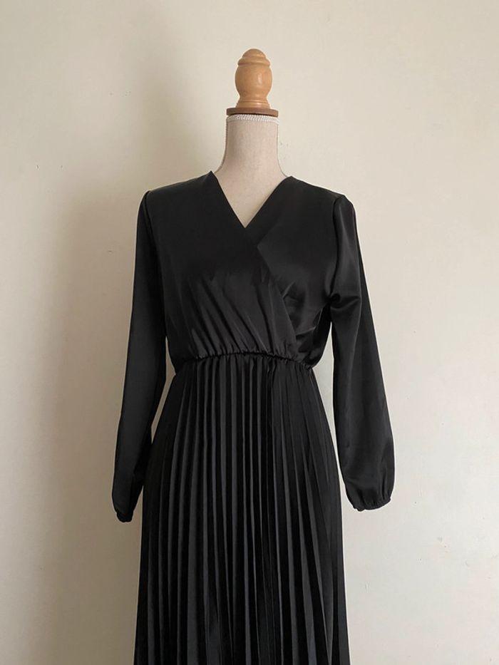 Robe longue noir satinée - photo numéro 2