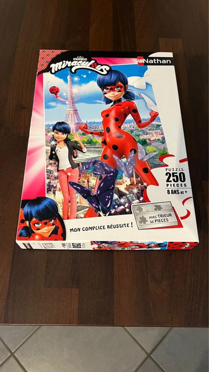 Puzzle Nathan 250 pièces  miraculous ladybug en parfait état , complet . 8 ans et + . - photo numéro 8