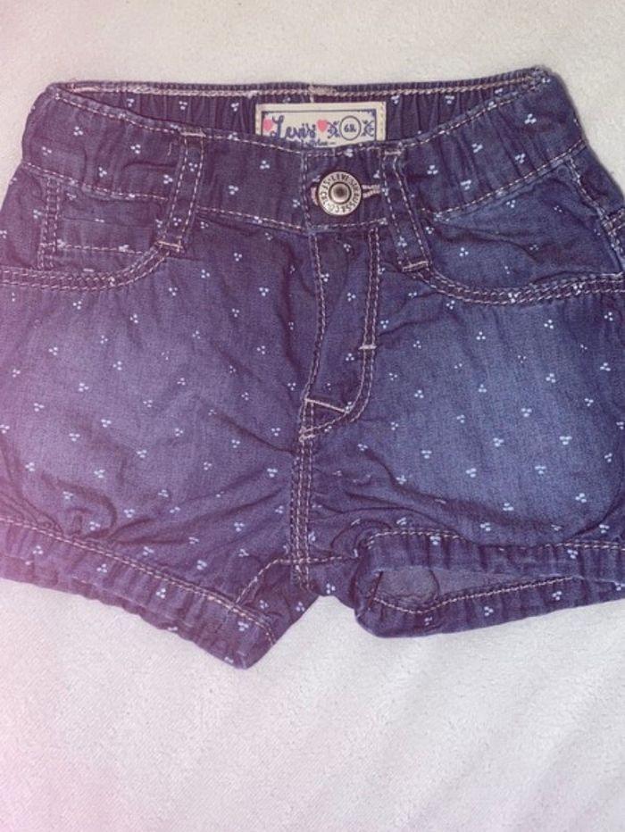 Short Levi’s fille