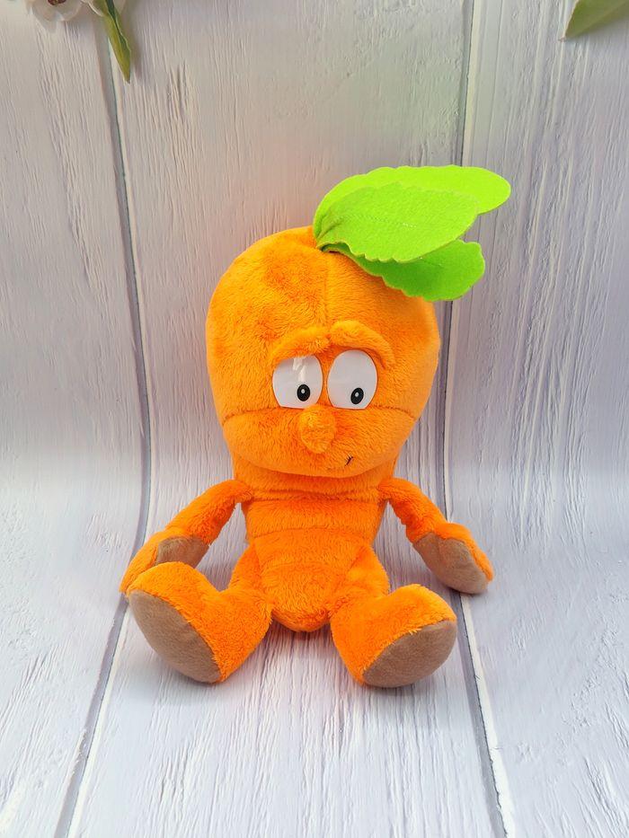 Peluche doudou légume carotte orange vert marron GOODNESS GANG TCC global 24 cm - photo numéro 1