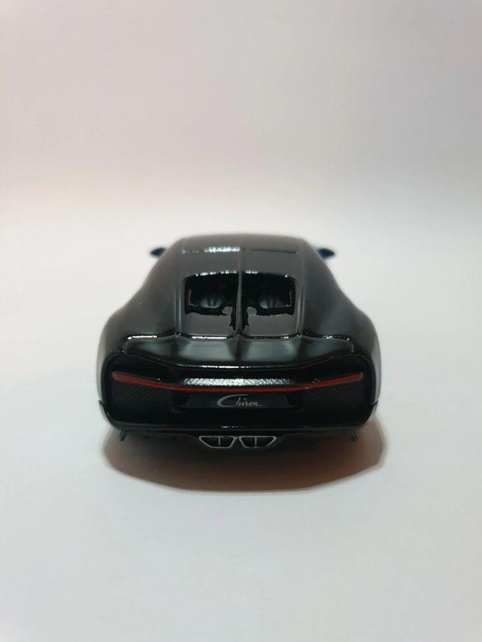 Bugatti Chiron Bleu/Noir 1/43 Burago Street Fire - photo numéro 6