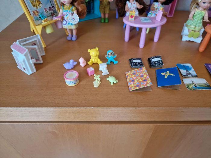 Lot école maternelle Barbie, meubles et accessoires + Barbie et 6 enfants, Mattel en BE - photo numéro 5