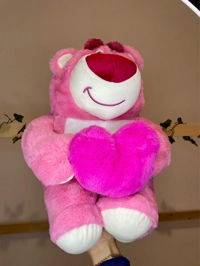 Peluche Toy Story Lotso avec un coeur - photo numéro 5