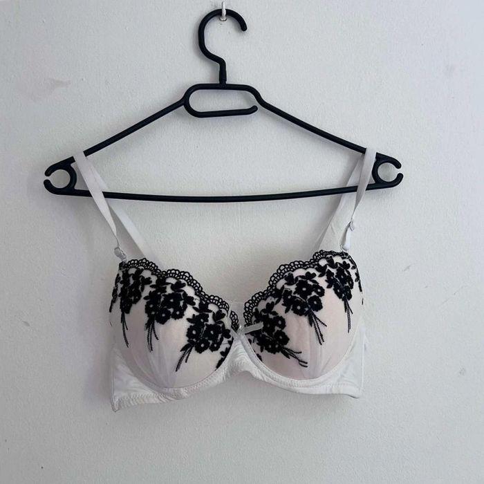 Soutien-gorge  blanc avec broderies noires - photo numéro 1