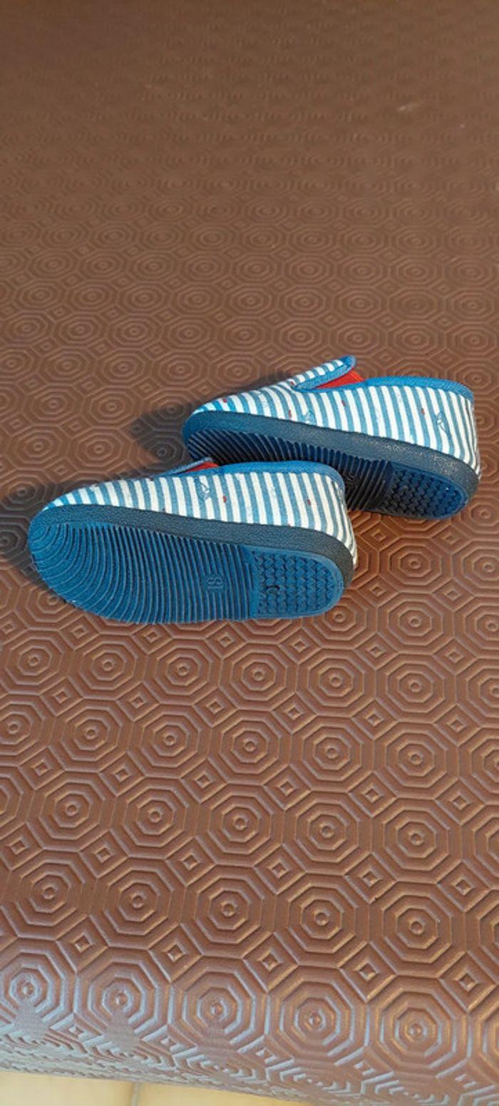 Jolis chaussons bébé mixte neufs taille 18 bleu rayé motifs baleines et poissons - photo numéro 4