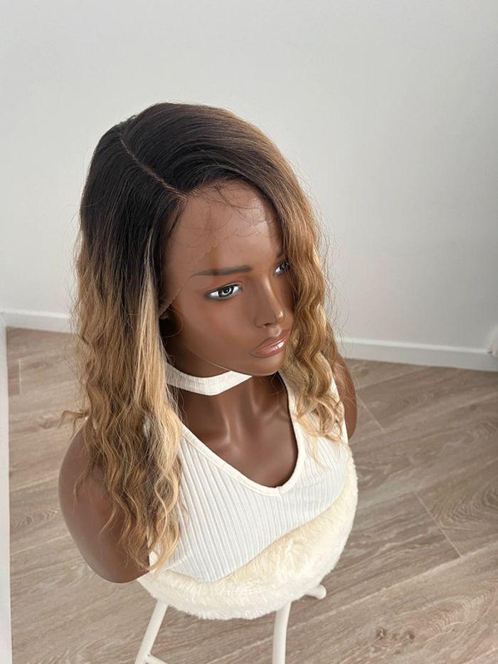 Perruque châtain avec mèche blonde ondulée courte lace front raie de côté - photo numéro 13