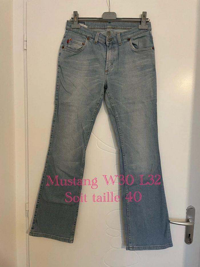 Jean bleu clair taille haute coupe flare bas évasé mustang taille W30 L32 soit taille 40 - photo numéro 1