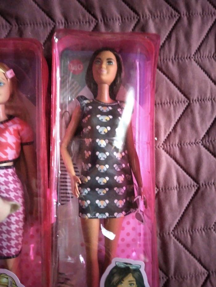 2 barbie +trousse - photo numéro 3