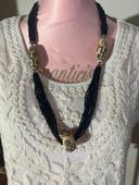 Superbe collier noir et beige orné de grosses perles