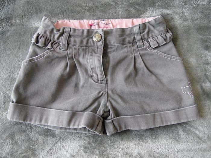 Petit short gris, taille 5 ans. - photo numéro 1