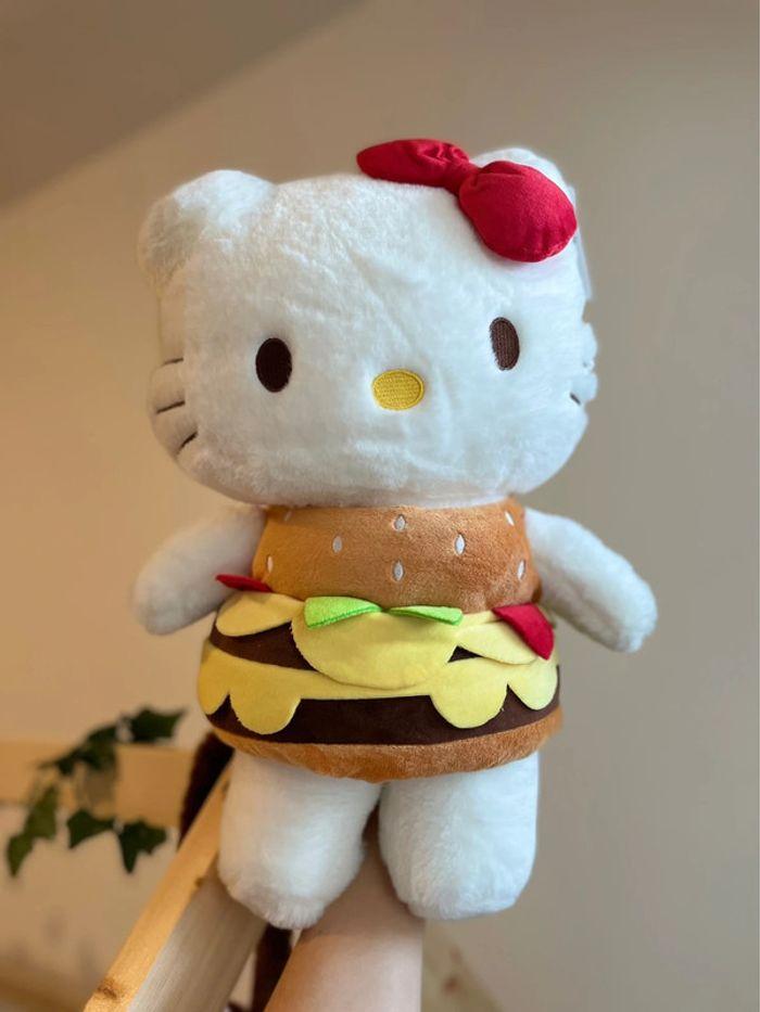 Peluche Hello Kitty déguisement Hamburger 🍔 - photo numéro 2