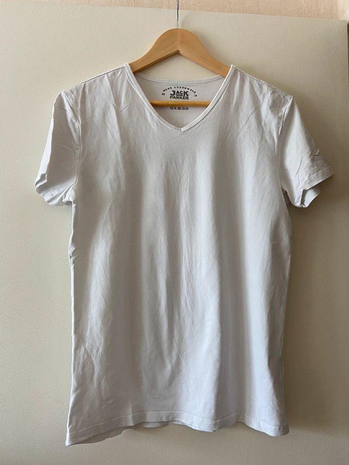 Tee-shirts blanc unis idéal à mettre sous chemise - photo numéro 1