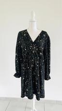 Robe noire brillantes avec des étoiles et les manches resserrées