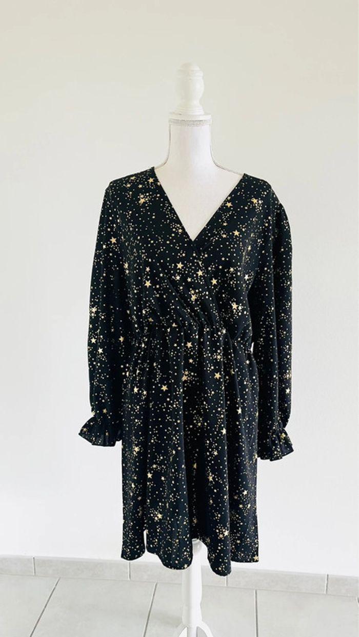 Robe noire brillantes avec des étoiles et les manches resserrées - photo numéro 1