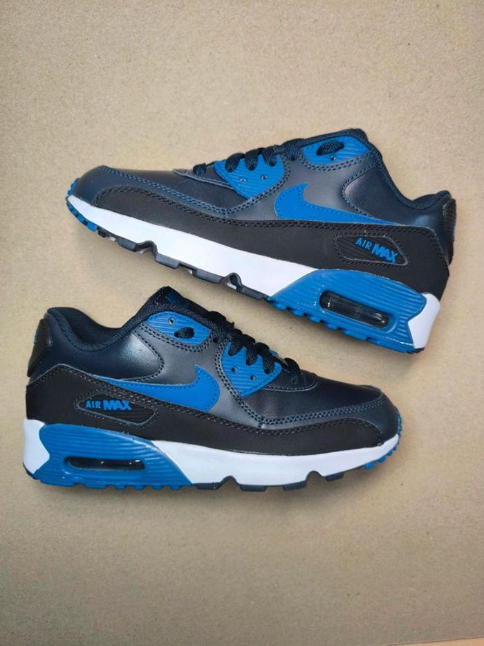 Baskets Nike air max 90 en cuir bleu marine et noir pointure 37.5  neuves sans boîte - photo numéro 2