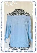 Blouse bleu clair et blanche