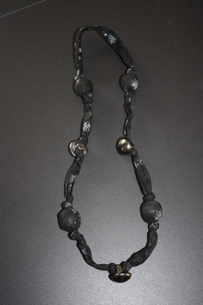 Collier tissu et grosses perles noir - photo numéro 4