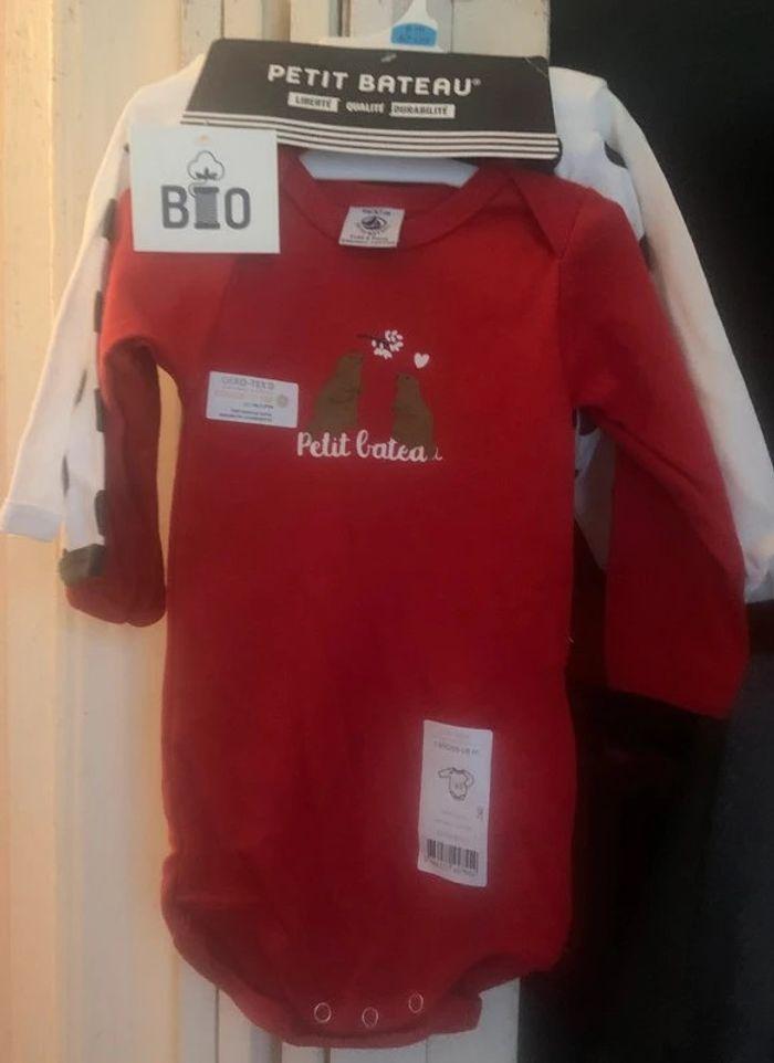 Lot de 3 bodies rouge et blanc Petit bateau 6 mois - photo numéro 1