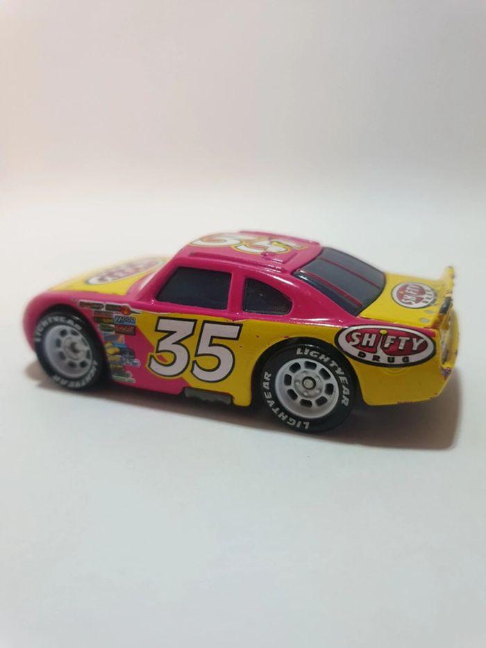 Mattel Voiture Cars Disney/Pixar Kevin racingtire Shifty Drug n°35 Rose/Jaune - 1/55 - photo numéro 9