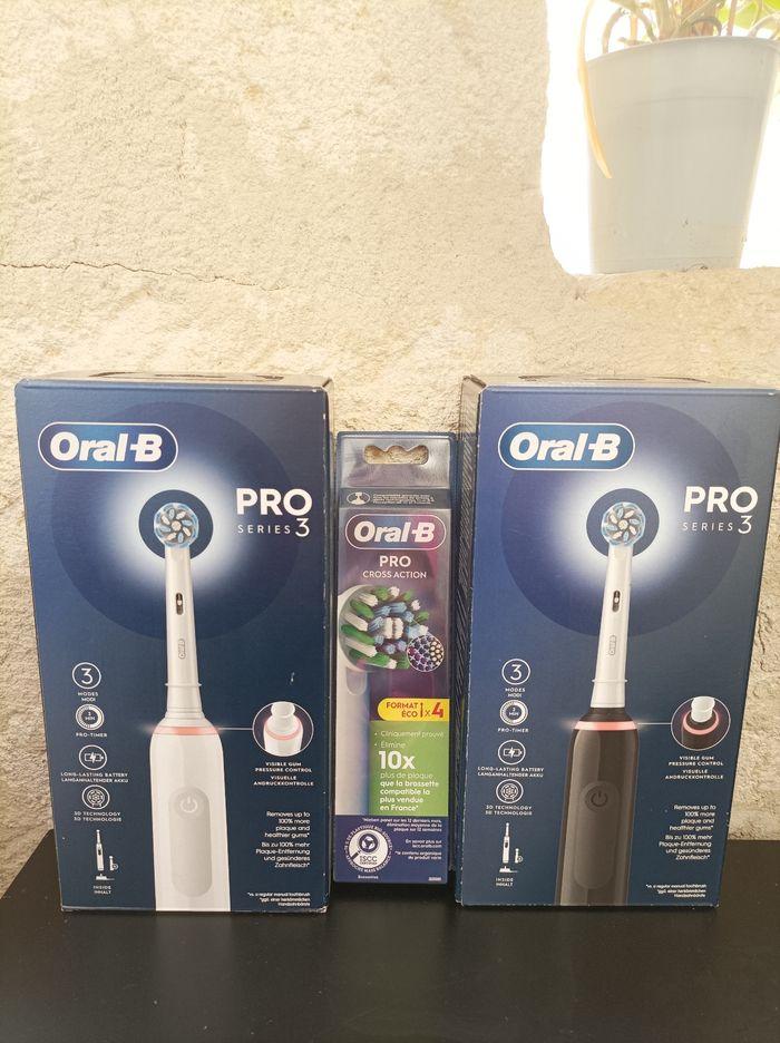 Lot Oral-B 2 brosses à dents électriques  + 8 brossettes sous blister - photo numéro 1