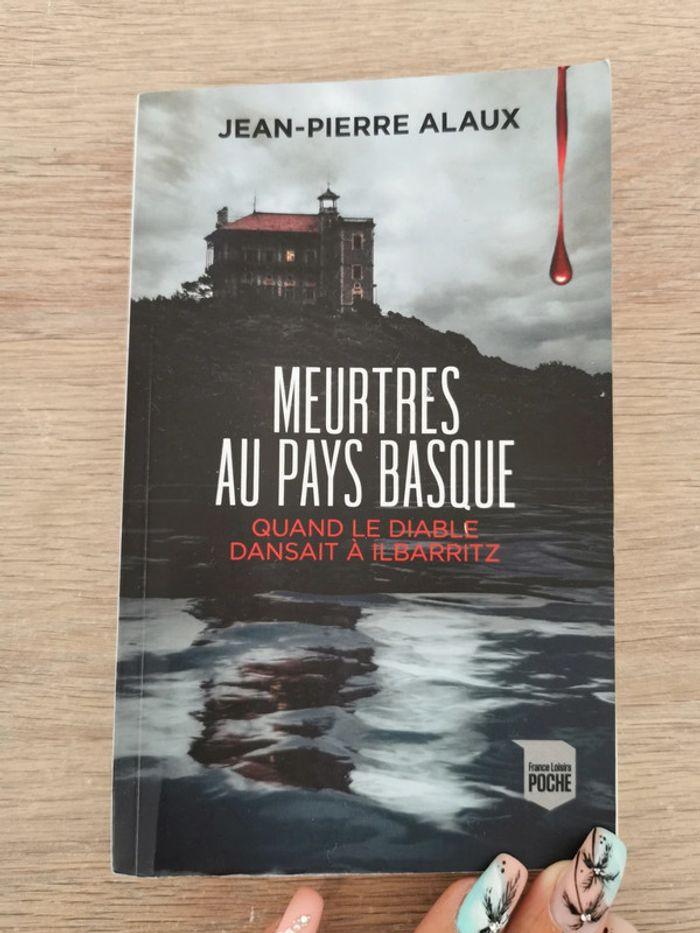 Livre "meutres au pays Basque" - photo numéro 1