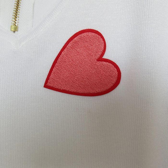 Pull blanc coeur rouge unique - photo numéro 2