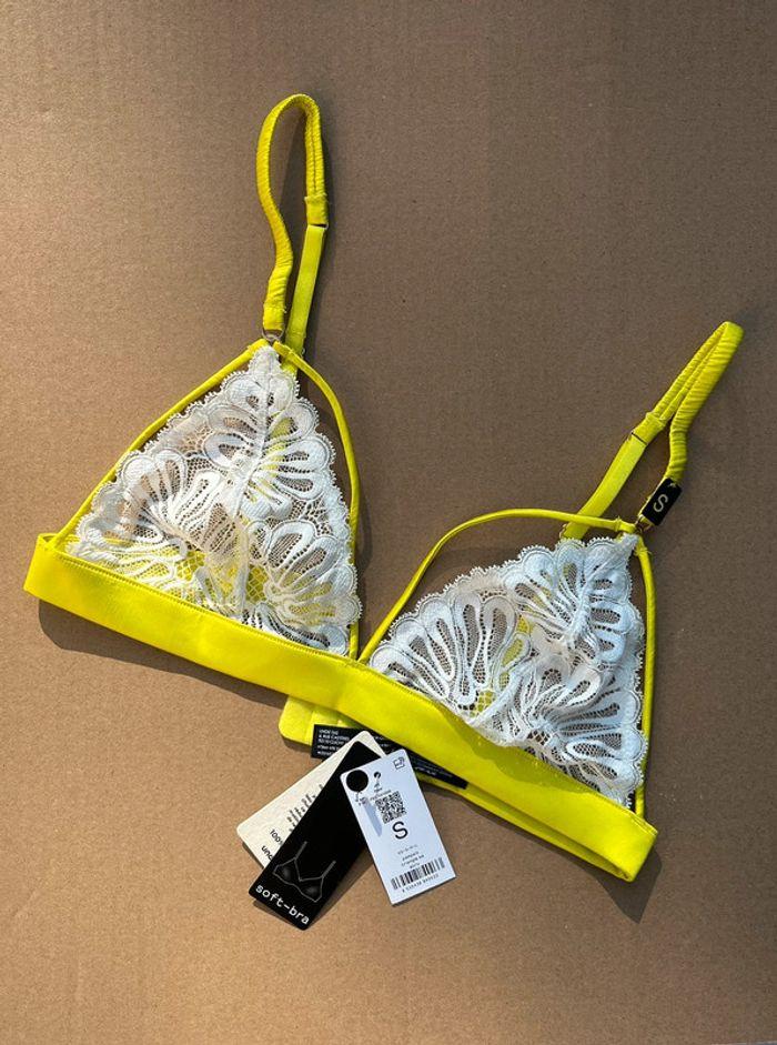 Soutien-gorge triangle jaune et dentelles blanche - photo numéro 1