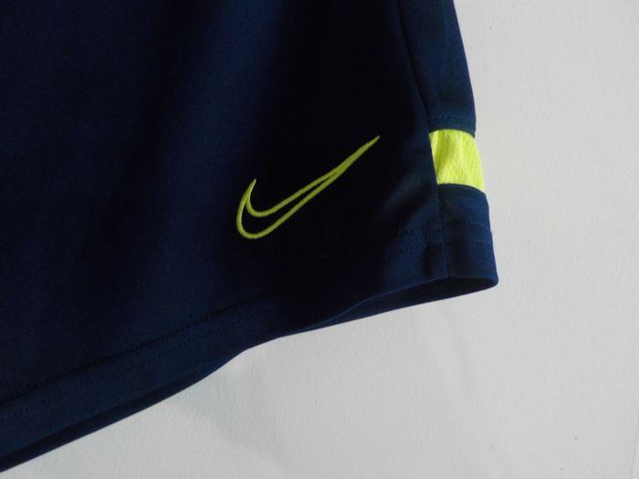 SHORT NIKE BLEU LISERE JAUNE FLUO TAILLE M - photo numéro 2