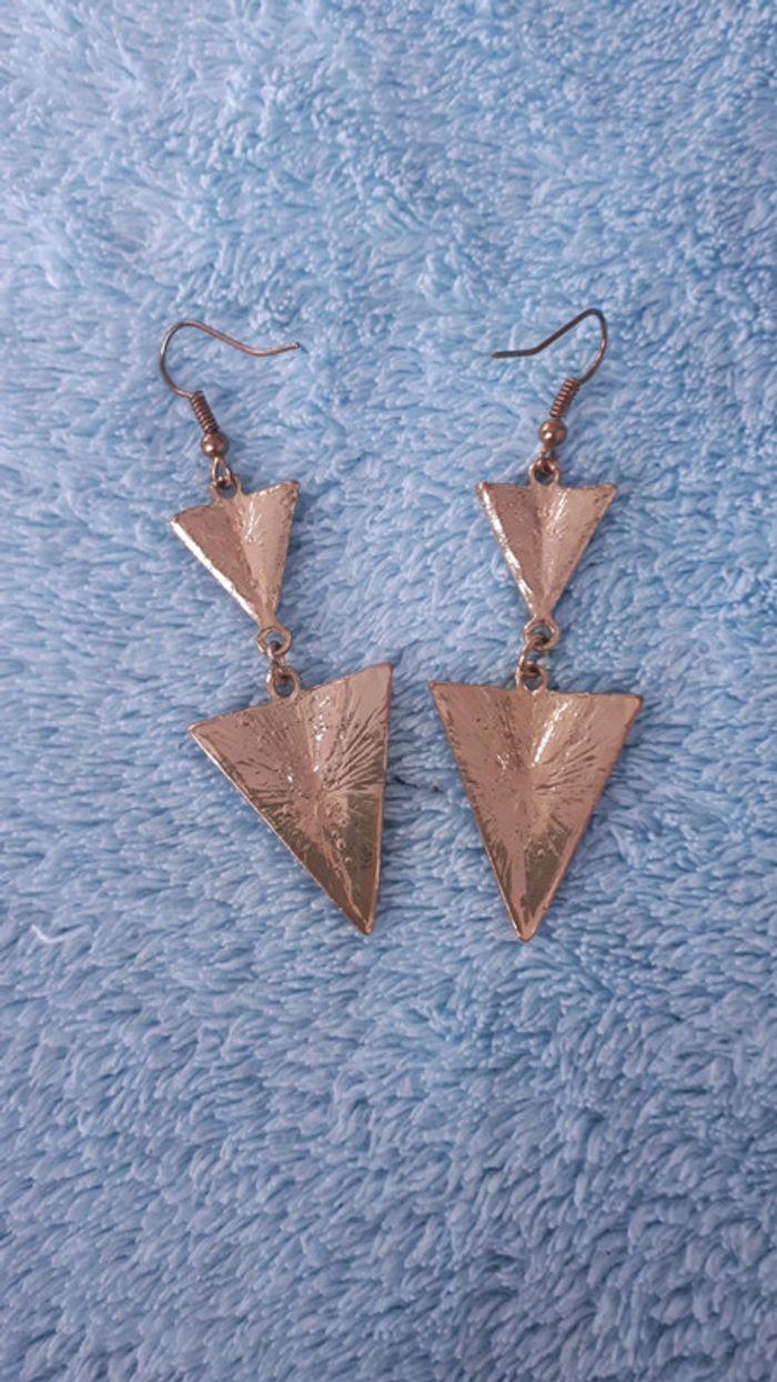 Boucles d'oreilles triangles doré et violet - photo numéro 3