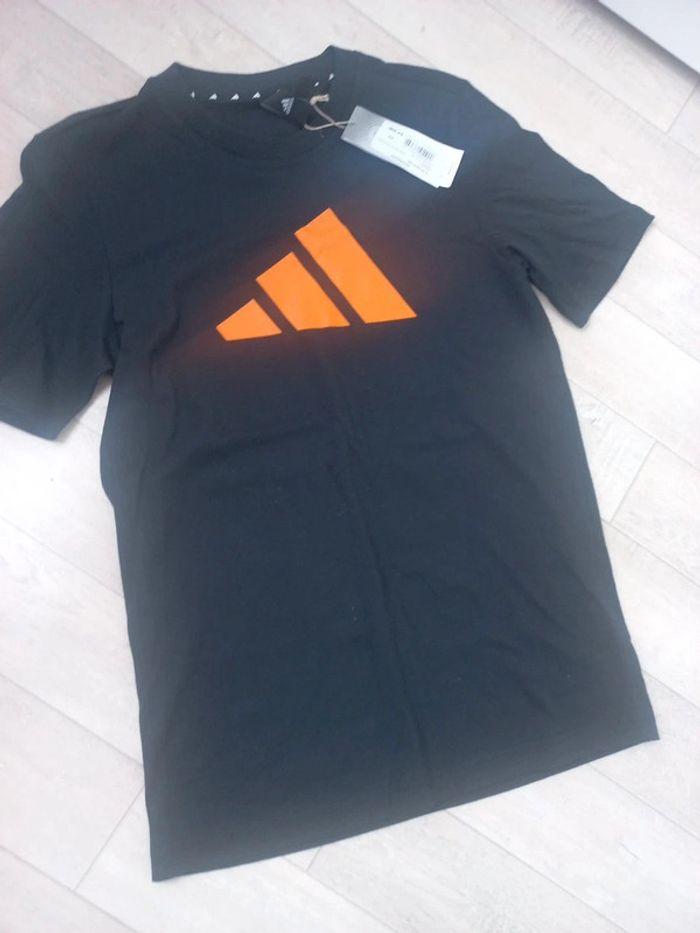 T-shirt adidas neuf - photo numéro 1