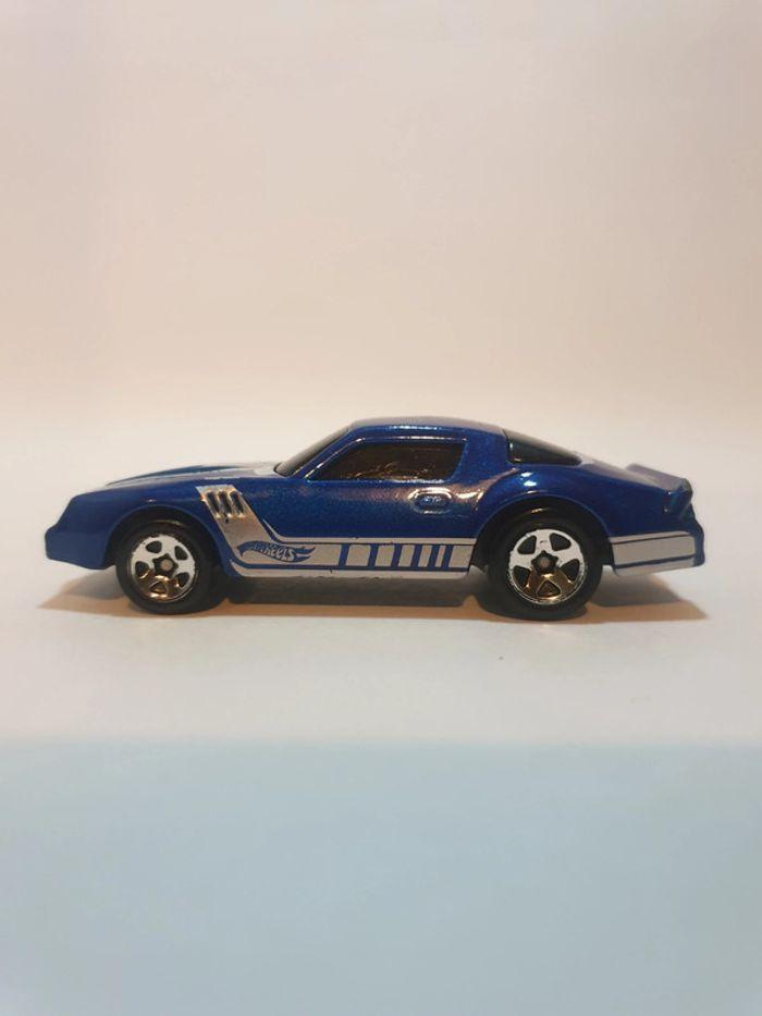 Hot Wheels 2017 Chevrolet Camaro Z28 1982 Bleu - 1/64 - photo numéro 11