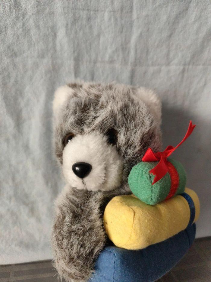 Ours en peluche avec 3 paquets cadeaux - photo numéro 4