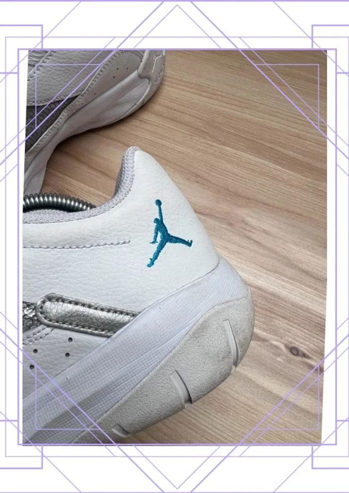 👟 Jordan 11 CMFT Basse Blanc Néo Turquoise Pointure FR 45 US 11 👟 - photo numéro 5