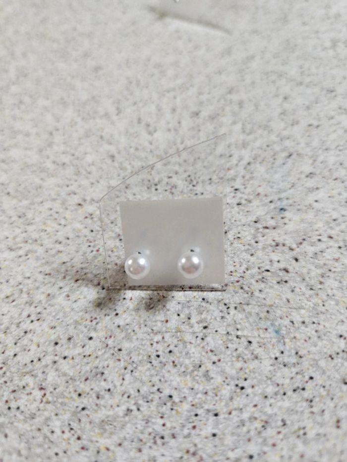 Boucle d'oreille petite perle