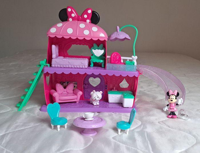 la maison de Minnie et ses accessoires