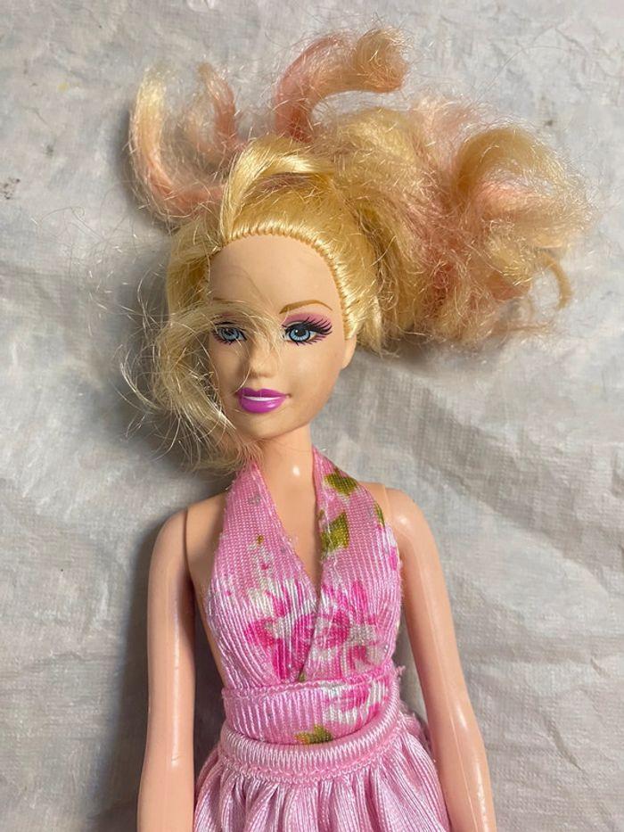 Poupée barbie habillée . - photo numéro 2