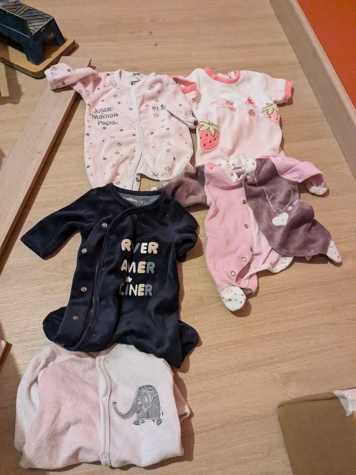 Lot de bodies et pyjamas naissance - photo numéro 1