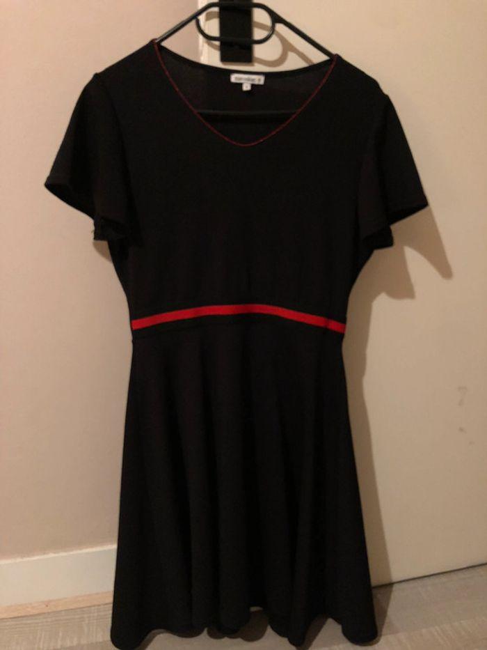 Robe noir ligne rouge - photo numéro 1