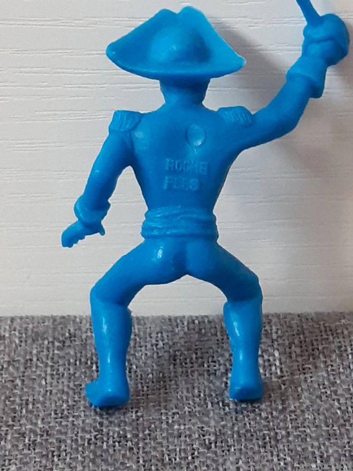 Figurine cowboy en plastique bleu La roche aux fées - photo numéro 7