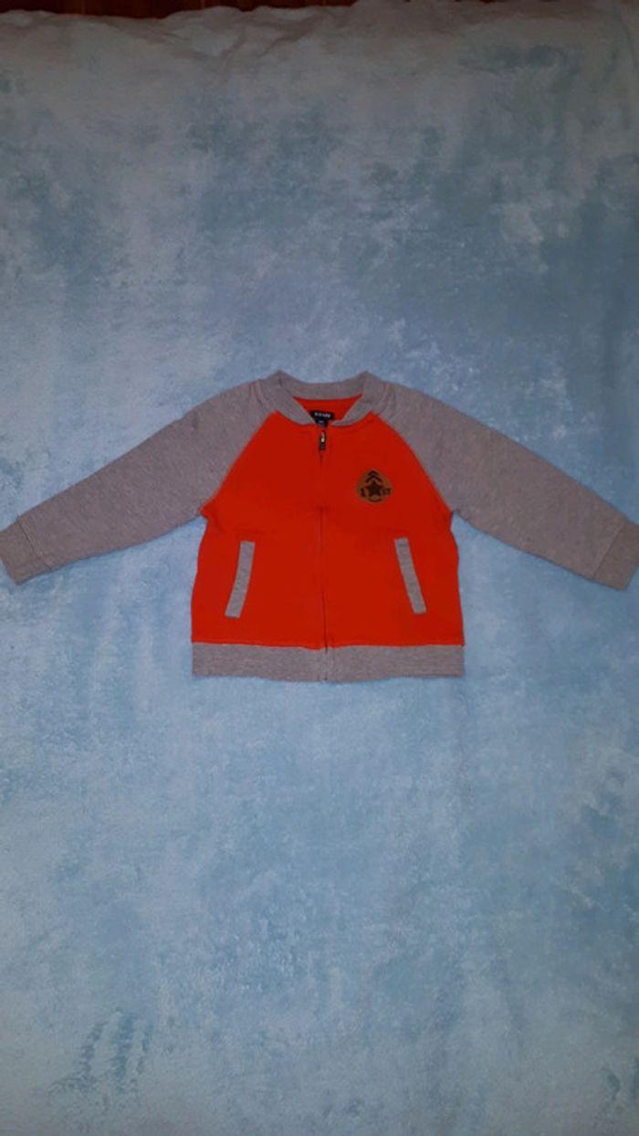 Gilet zippé orange et gris Kiabi 18 mois neuf - photo numéro 1