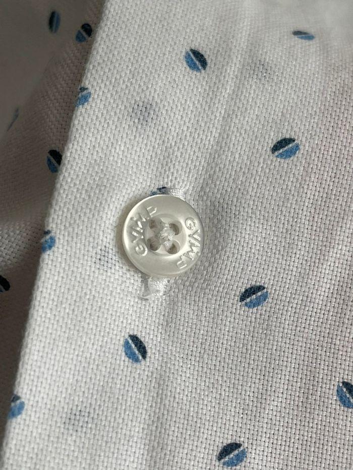 Chemise GYMP blanche à petit motif bleu en très bon état taille 98cm - photo numéro 6