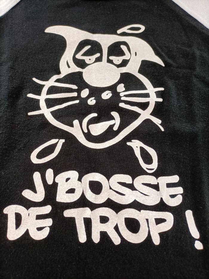 Tee-shirt noir et blanc chat "je bosse de trop" - photo numéro 2