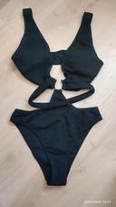 Maillot de bain neuf noir 1 piece avec bijou au centre