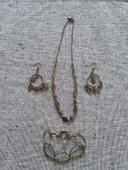 Boucles d'oreilles, collier et bracelet