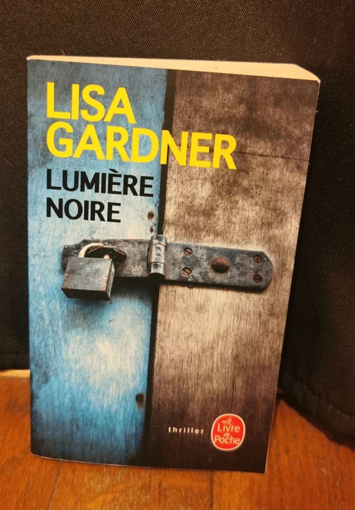 Livre lumière noire - photo numéro 1